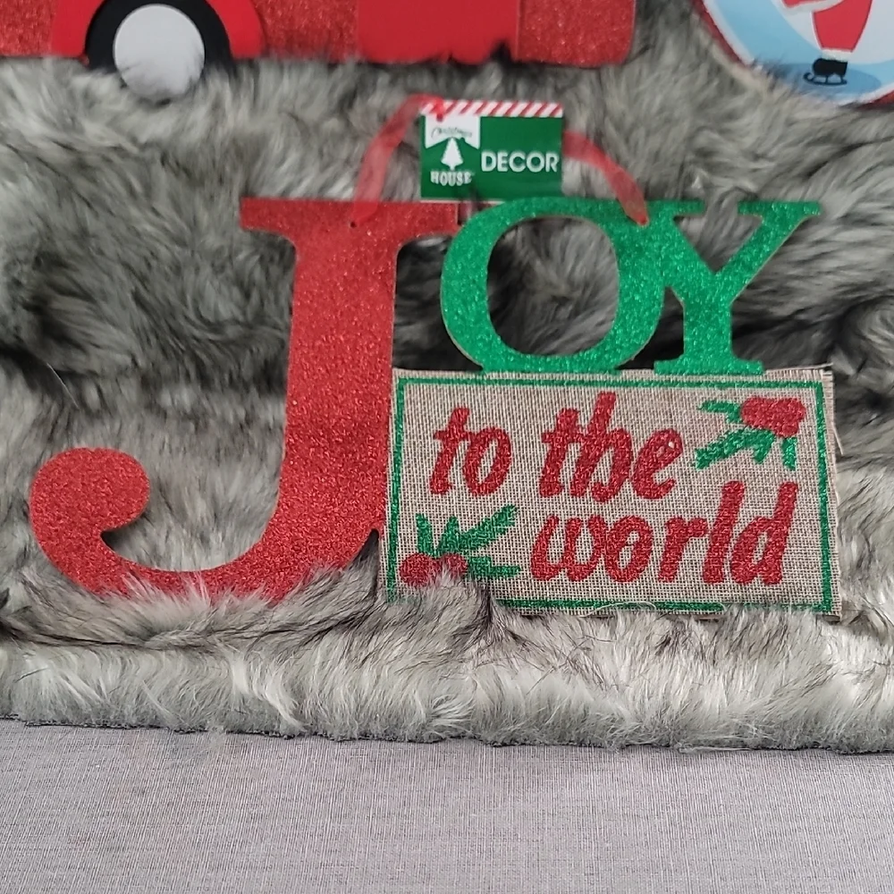 ✨3 for $15✨ Bundle sale –Festive Holiday Decor Set - Red, Green, White - Picture 7 of 11